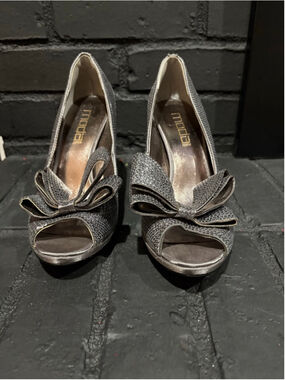 Women's Moda Silver Glitter Peep Toe Heels-like new- 8 1/2